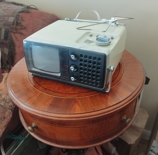 Radio-Televisión Vintage Universum SK 2216