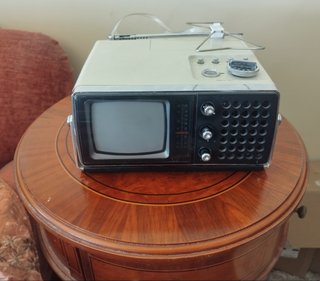 Radio-Televisión Vintage Universum SK 2216