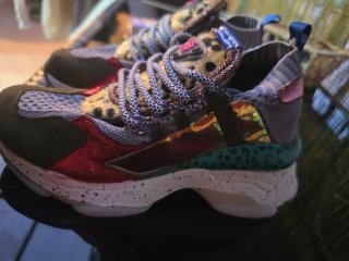 Scarpe sportive multicolor con dettagli rossi