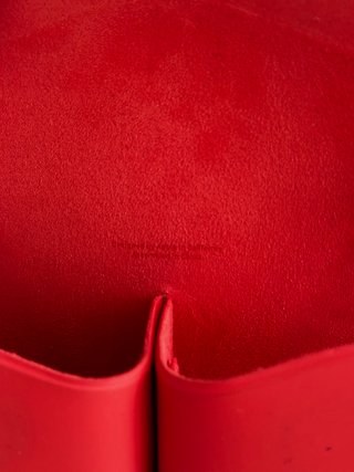 AirPods Max Rose Gold con funda roja