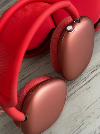AirPods Max Rose Gold con funda roja