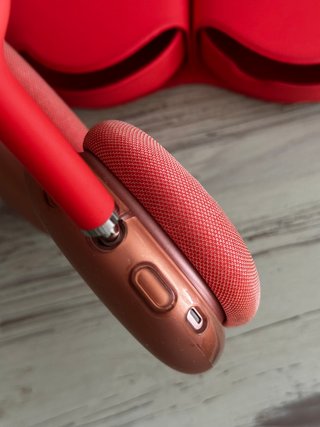 AirPods Max Rose Gold con funda roja