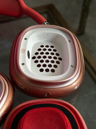 AirPods Max Rose Gold con funda roja