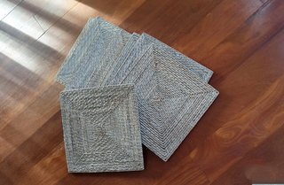 8 bajoplatos de mimbre cuadrados.
