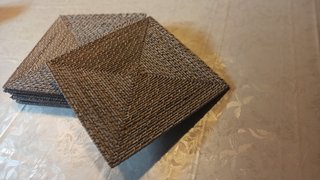 8 bajoplatos de mimbre cuadrados.