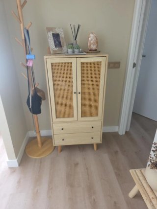 Aparador de madera y ratán