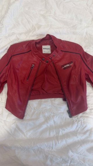 Chaqueta corta cuero roja Bershka