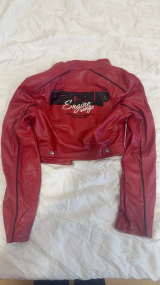 Chaqueta corta cuero roja Bershka