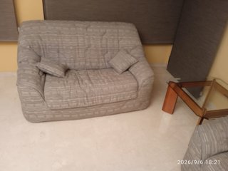 Sofá y sillón gris + 2 mesas bajas