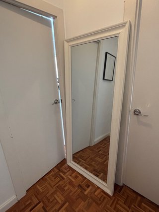 Espejo de pie blanco y madera
