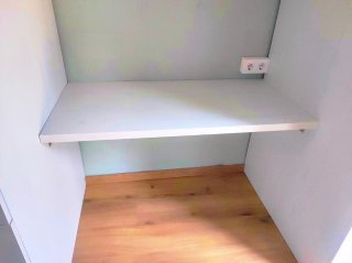 Habitación juvenil con dos camas y escritorios