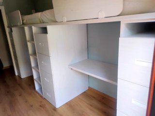 Habitación juvenil con dos camas y escritorios