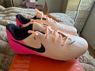 Botas de fútbol Nike rosas y negras
