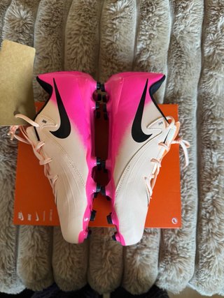 Botas de fútbol Nike rosas y negras