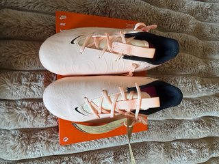 Botas de fútbol Nike rosas y negras