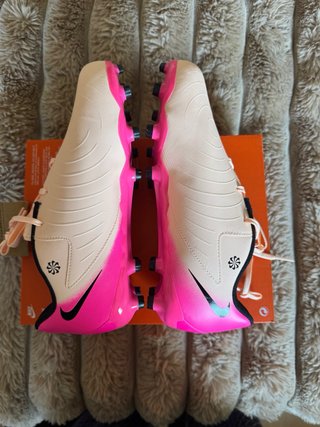 Botas de fútbol Nike rosas y negras