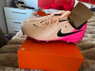 Botas de fútbol Nike rosas y negras