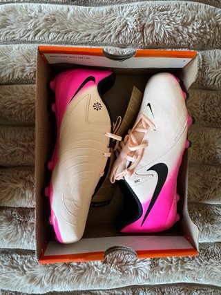 Botas de fútbol Nike rosas y negras