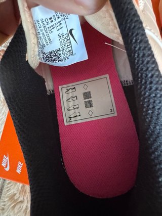 Botas de fútbol Nike rosas y negras