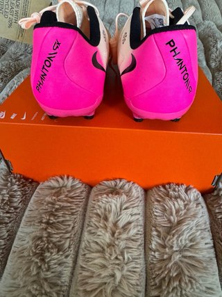 Botas de fútbol Nike rosas y negras