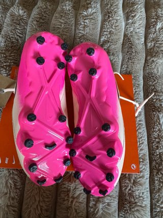 Botas de fútbol Nike rosas y negras