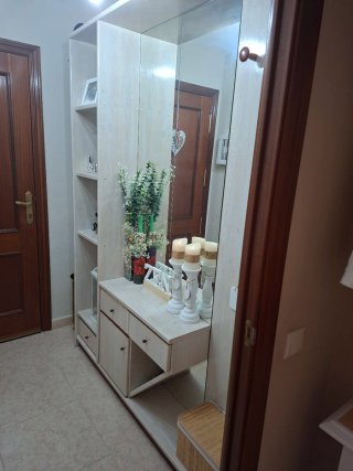 Mueble entrada, recibidor, con espejo y cajones.