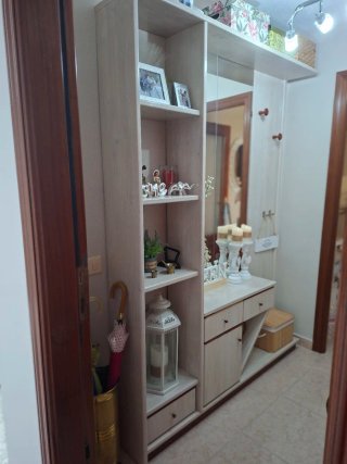 Mueble entrada, recibidor, con espejo y cajones.