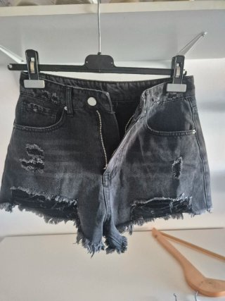 Shorts vaqueros negros ,desgastados