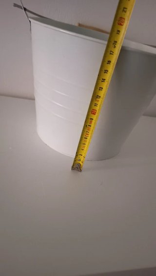 Cubo metálico blanco con asa