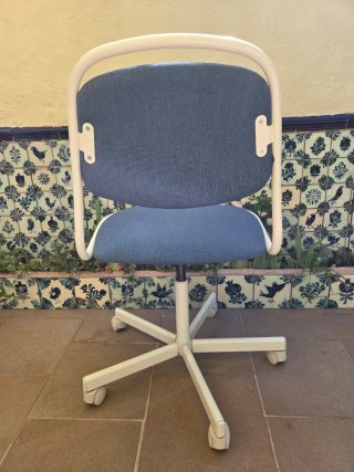 Silla giratoria de escritorio azul y blanca