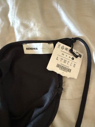 Vestido negro con tachuelas plateadas