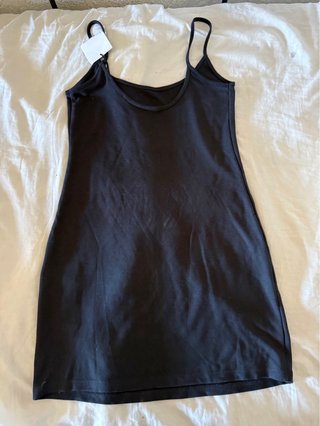 Vestido negro con tachuelas plateadas