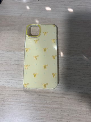 Funda móvil amarilla con lazos. Iphone 15 plus