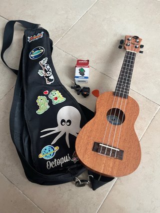 Ukelele Octopus con funda y accesorios para ZURDOS