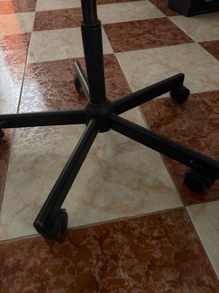 Silla giratoria negra con ruedas