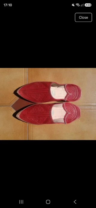 Sandalias rojas de cuero con diseño