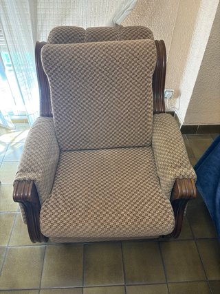 Sillón vintage tapizado tela y madera.