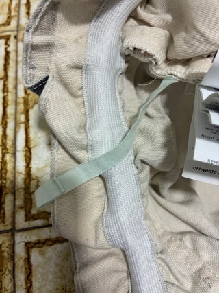 Vaqueros Off-White grises con cinturón