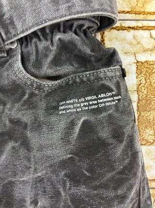 Vaqueros Off-White grises con cinturón