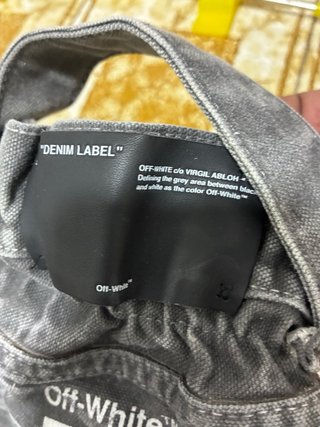 Vaqueros Off-White grises con cinturón