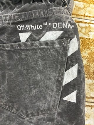 Vaqueros Off-White grises con cinturón