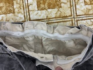 Vaqueros Off-White grises con cinturón