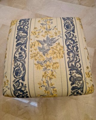 Sillón orejero clásico con reposapiés