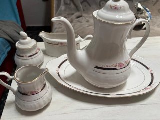 Juego de porcelana: tetera, azucarero y lecheras.