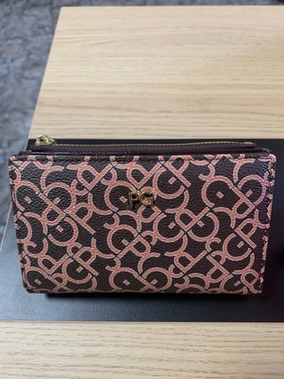 Cartera Purificación García monograma marrón coral