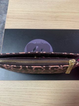 Cartera Purificación García monograma marrón coral