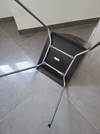 8 Sillas Ikea Negras y Plateadas
