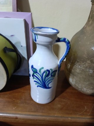 Jarra de cerámica azul y blanca