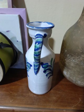 Jarra de cerámica azul y blanca