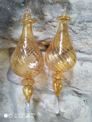 Preziosi ornamenti antichi in vetro